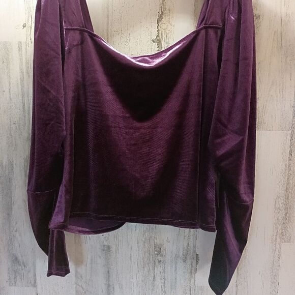 Express Velvet top Ruched front puff sleeves in purple 💜 LOVE THIS VINTAGE LOOK - Picture 5 of 8